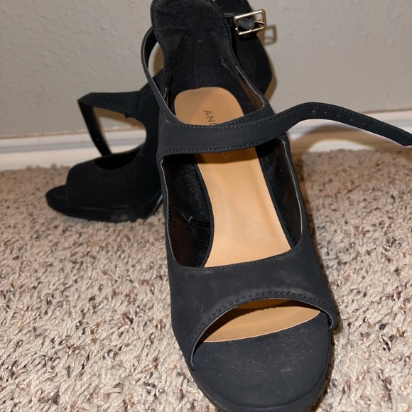 High Heel - Picture 3 of 3